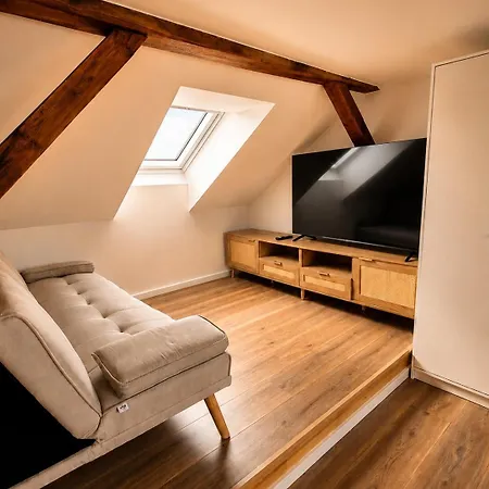 Large Group With 2 Bathrooms & Single Beds * Leipzig
