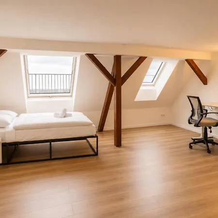 Large Group With 2 Bathrooms & Single Beds Apartment *