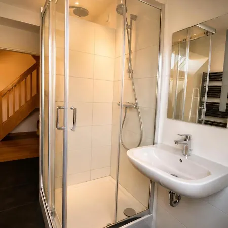 Large Group With 2 Bathrooms & Single Beds Leipzig