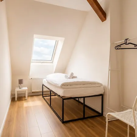 Large Group With 2 Bathrooms & Single Beds Apartment *