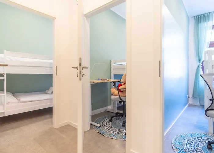 Big Apartments, Big Bathrooms, Single Beds, Perfect For Groups